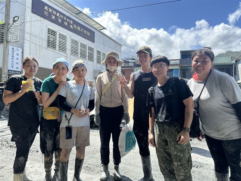 Off-Duty Service Members Rush to Disaster Zones, Transforming into ‘Shovel Heroes