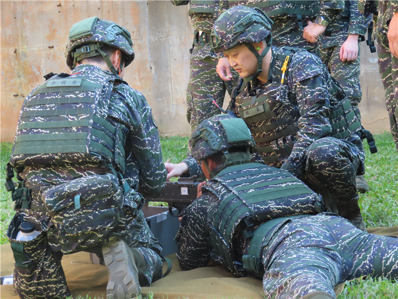 隊長黃中校實施日間175公尺、夜間75公尺輕武器射擊訓練。