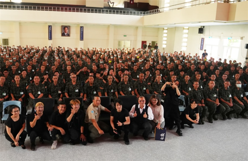 玫瑰墓樂團與官兵合影