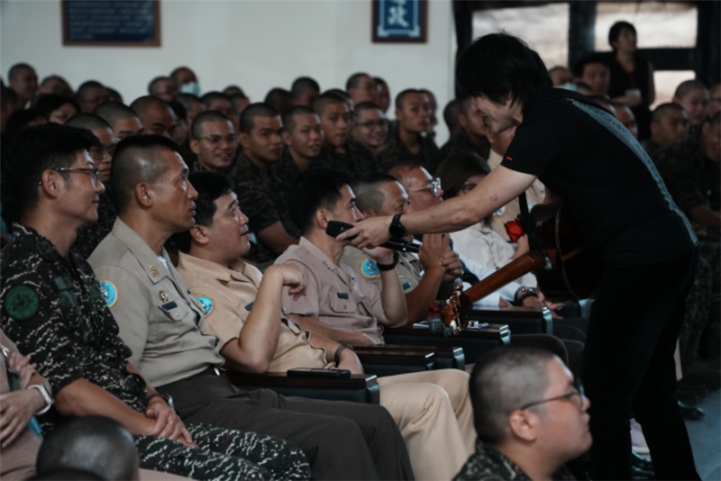 玫瑰墓樂團與官兵互動