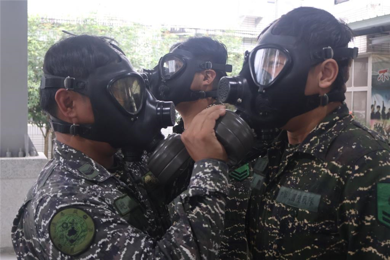 教官檢查官兵的防毒面具密合度