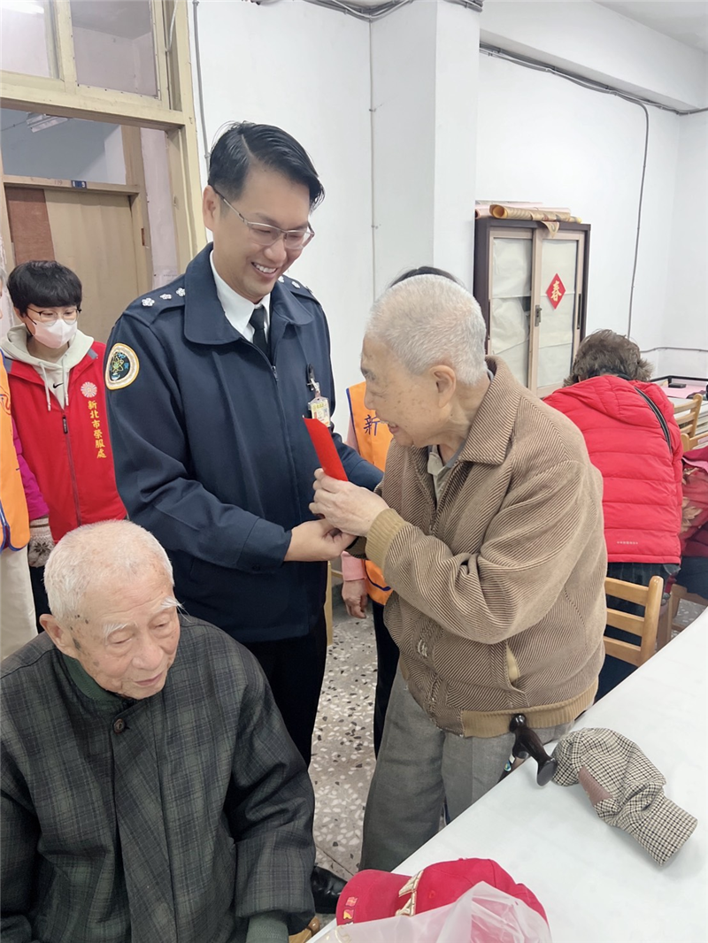 指揮官陳sd上校至中和新莊舉辦聯繫會議暨春節慰問。