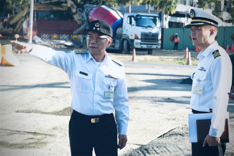 Lieutenant General Hsu inspects construction projects within the camp.