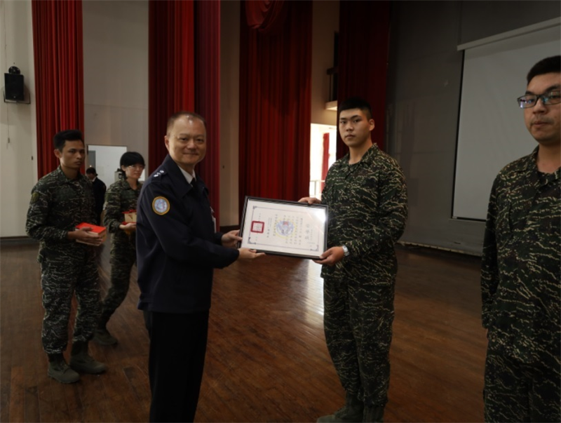 Commander Chen presented awards to outstanding soldiers.