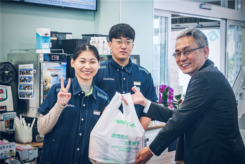 The minister and the store manager at the opening ceremony.