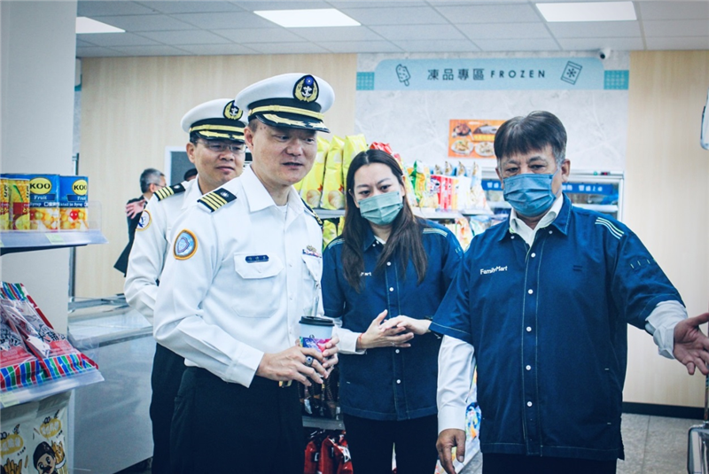 Staff members introduced the equipment to Commander Chen.