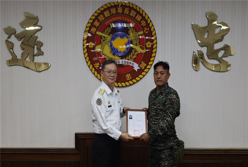 Major General Hung, Deputy Director General, presents certificates of qualification to service member representatives.