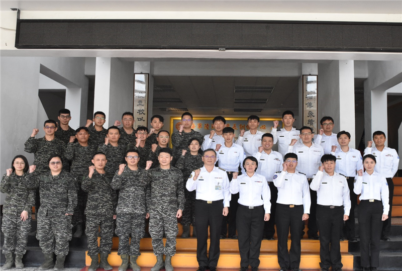 Major General Hung poses for a group photo with the graduating service members.