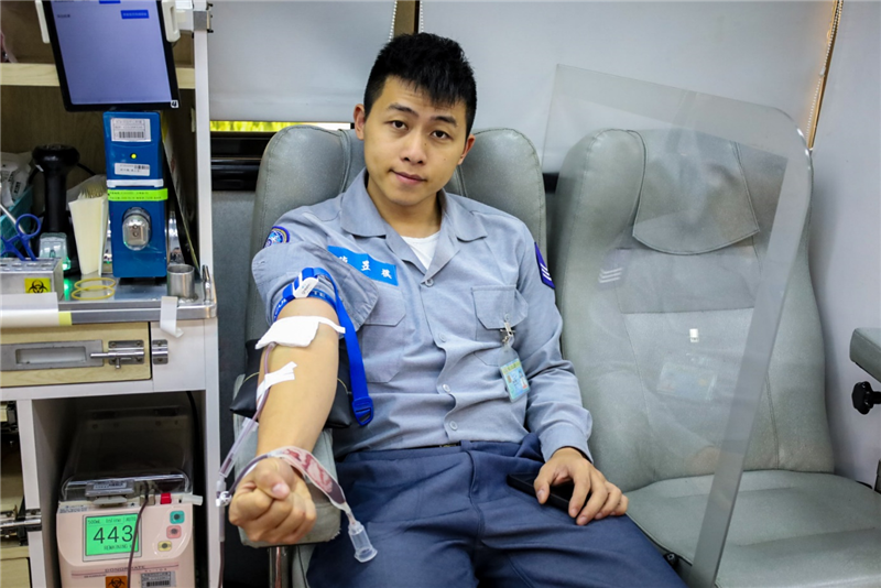 海軍保指部熱血傳愛指揮官率領官兵挽袖