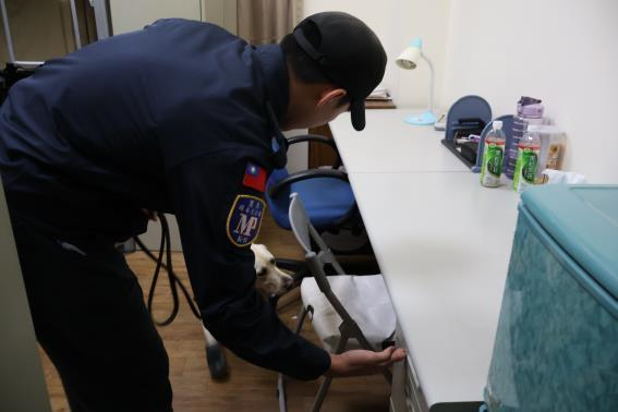 緝毒犬蒞部實施突擊查緝作業