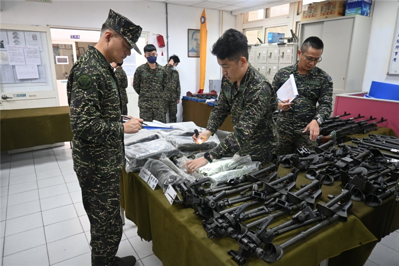 指揮官陳上校針對各類槍械裝備實施逐項清點
