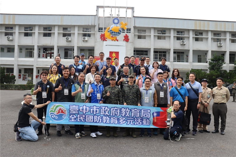 來賓合影留念。