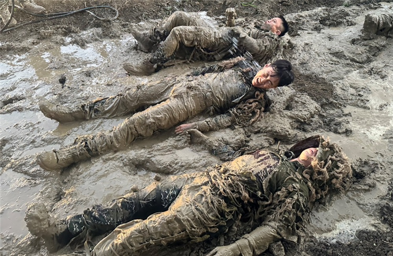 Trainees conduct a difficult terrain crossing training exercise.