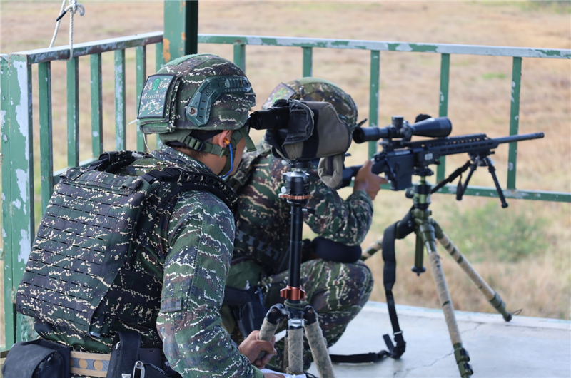 學員實施狙擊槍實彈射擊。(跪姿)