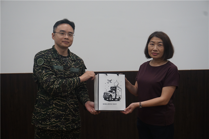 Psychologist Lin frosdm Tri-Service General Hospital Songshan Branch visited the Naval Communication Systems Command to conduct the 2026 Military Mental Health Outreach Education Tour.
