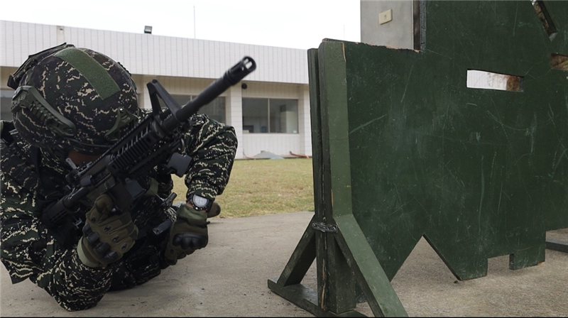 學員實施步槍實彈射擊訓練(戰術換彈)。