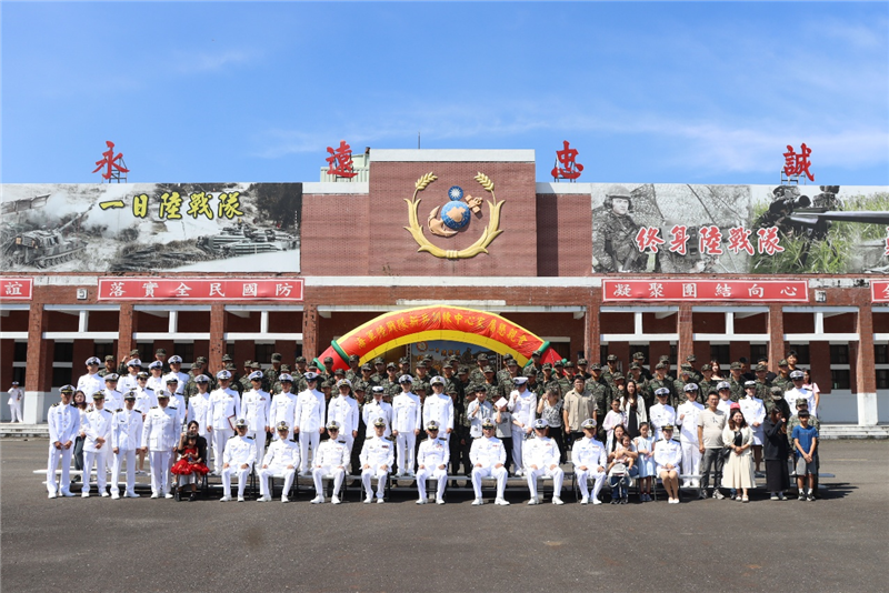 指揮官與官兵及眷屬合影