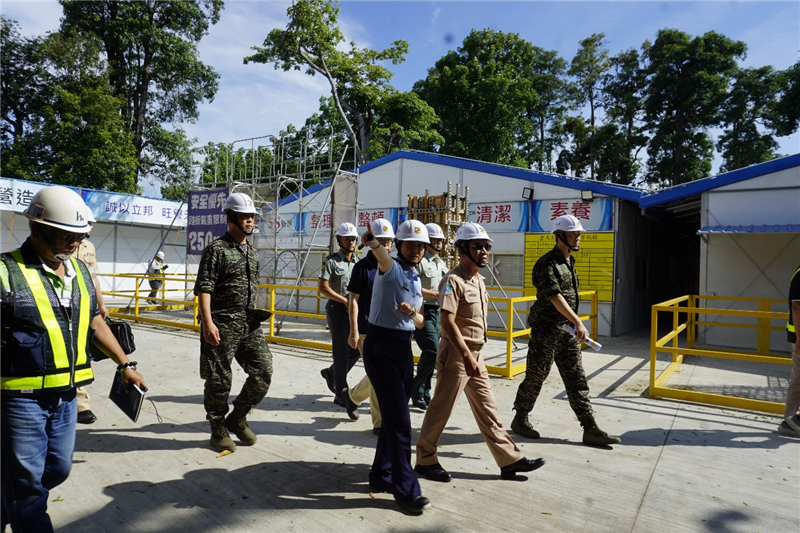 Vice Admiral Hsu conducts an on-site inspection of the new construction project.