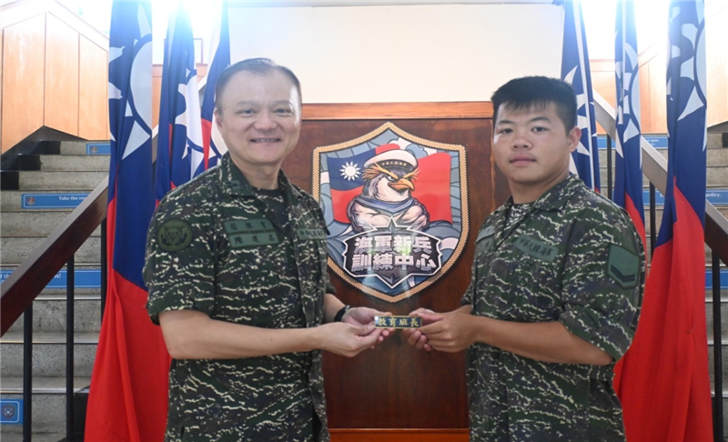 指揮官陳上校頒贈「教育班長」名牌
