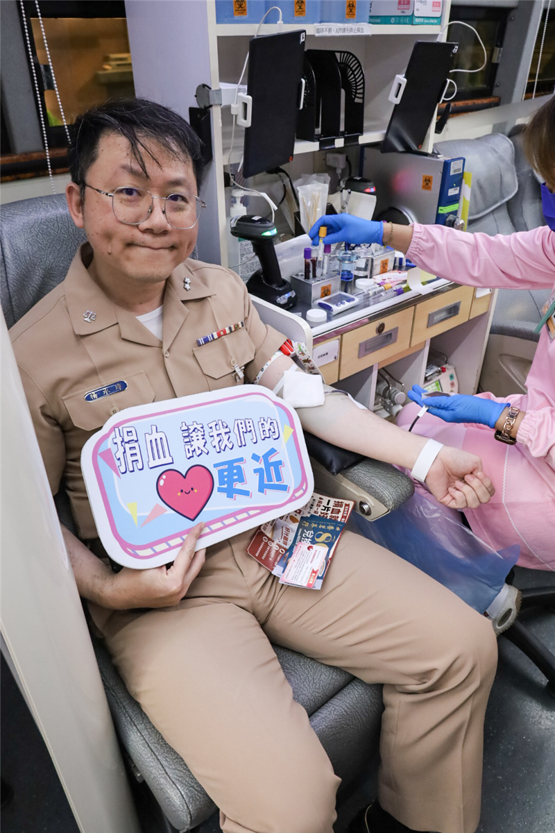 海軍保修指揮部官兵捲袖傳愛