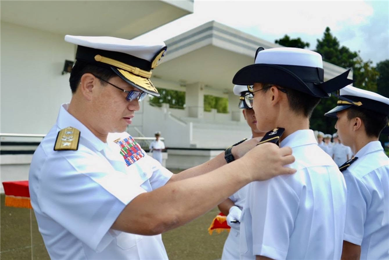 歷經八週入伍訓練，海軍軍官學校新生們日前榮耀返回校園，學長姐們列隊熱烈迎接 ，在掌聲與喝采中迎來嶄新篇章 。 返校後，校長劉少將及學習幹部為新生授階 ，佩上象徵海軍軍官學校學生身分的一年級肩章 。劉校長表示，結訓不是終點，而是另一段旅程的開始，也勉勵新生持續自我要求、嚴以律己 ，以最佳狀態迎接開學挑戰，並且帶著入伍訓練後的堅毅精神，揚帆駛向下一段航程。