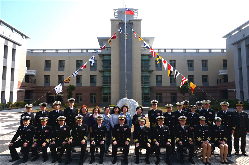 海軍保修指揮部舉辦成軍九週年部慶慶祝大會暨元月份月會門口合影