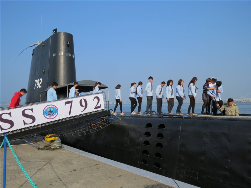 高雄市高苑工商參訪海軍二五六戰隊-學生登潛艦