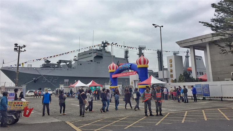 敦睦遠航訓練支隊於高雄新濱碼頭開放-這次開放有氣球門喔