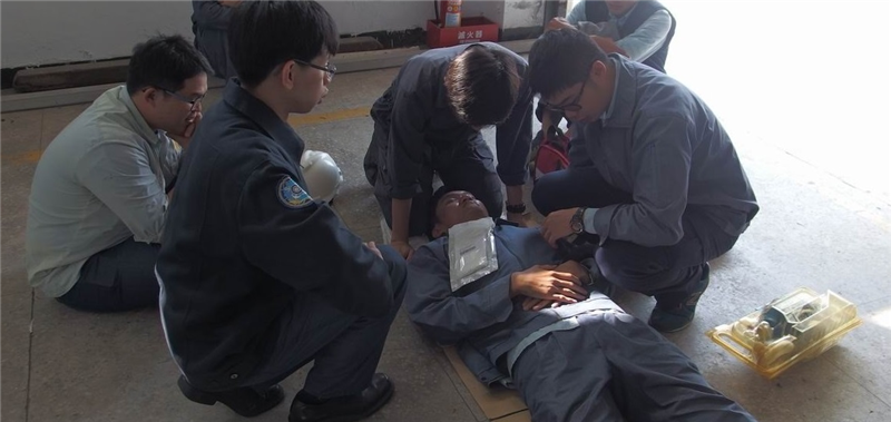 EMT1人員實施救護作業實作，並由授課教官全程指導