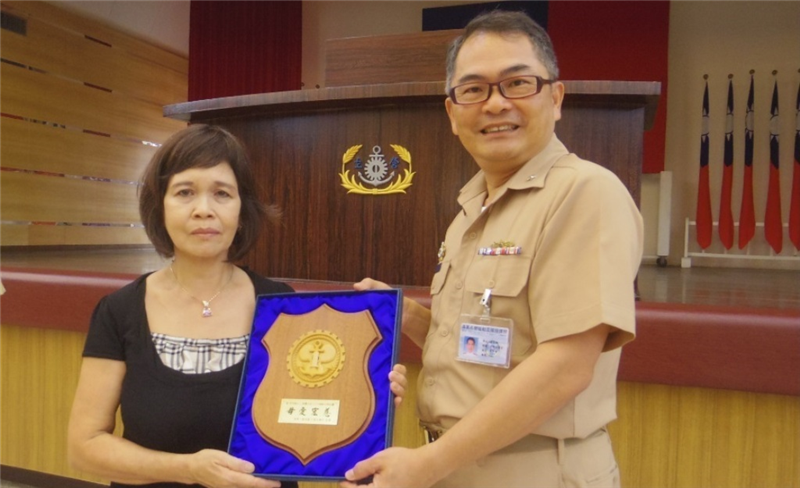 左支部指揮官龍將軍頒贈榮獲該部模範母親李貝蝶女士紀念牌