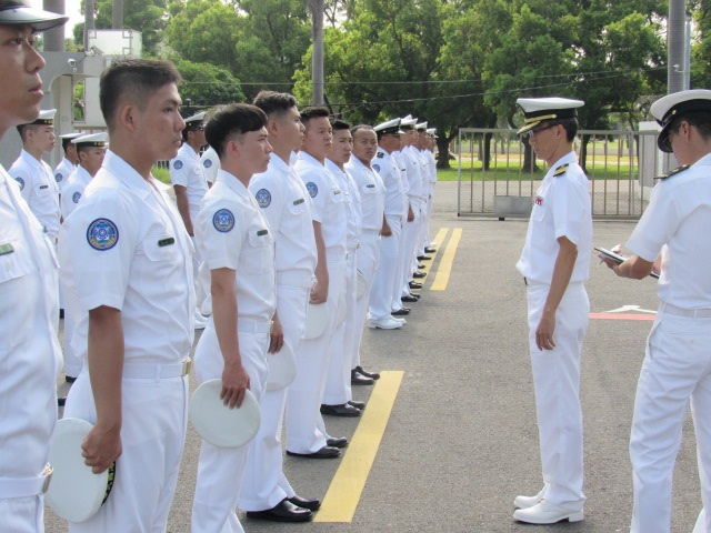 海軍補給總庫總庫長實施服裝校閱