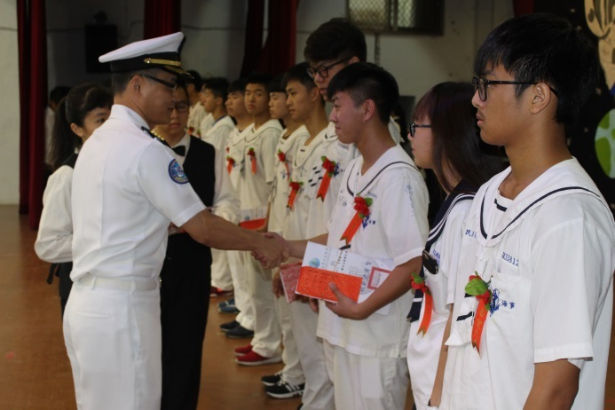 海軍蘇澳後勤支援指揮部指揮官劉上校頒發優秀畢業生獎項