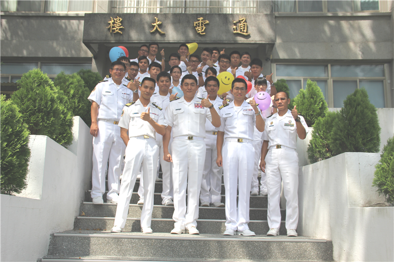 海軍通信系統指揮部19週年部慶全體官士兵於指揮部前合影攝影(二)。