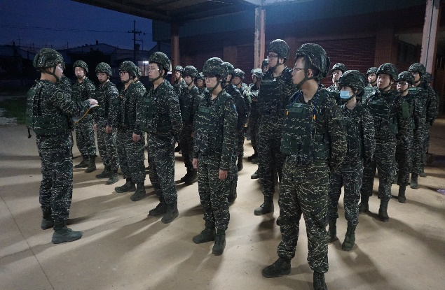 The commander of Taipei communication brigade, LCDR. Chen, commands the team in conducting nighttime shooting training.
