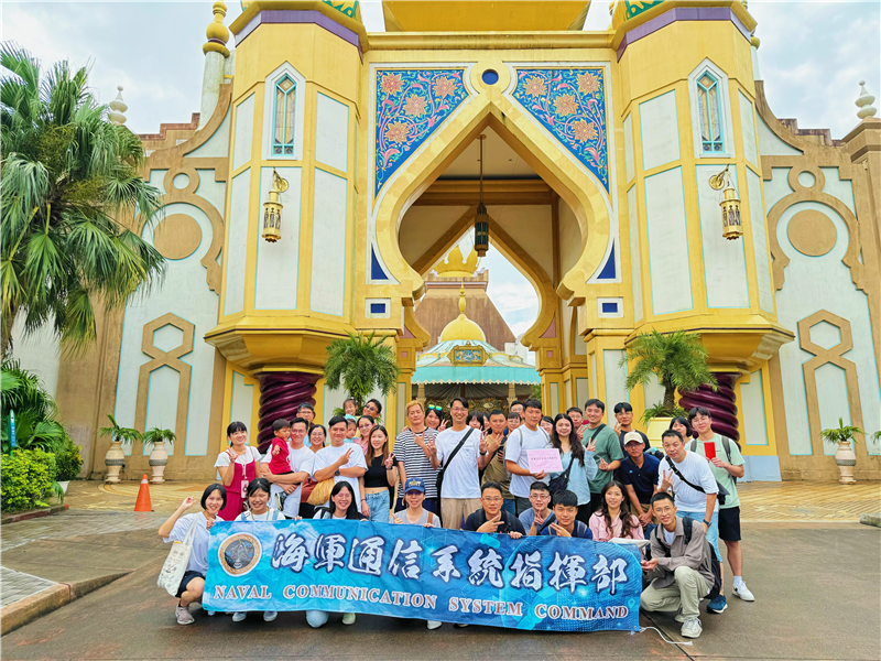 The commanding officer of Naval Communication Systems Command, CPT. Chen, led a team to Leofoo Village Theme Park to hold the 26th anniversary celebration of Naval Communication Systems Command.two