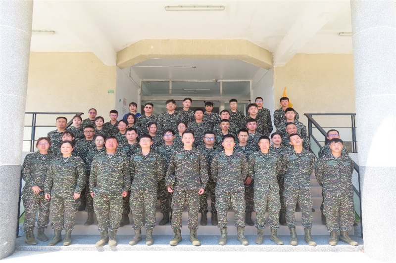 The commander of Magong communication brigade, LCDR. Wang, presided over the personnel reassignment ceremony.
