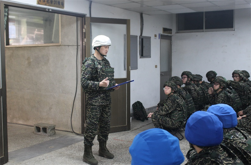 The commander of Taipei communication brigade, CDR. Huang, instructed the team in conducting 25 meters small arms shooting training in the daytime.