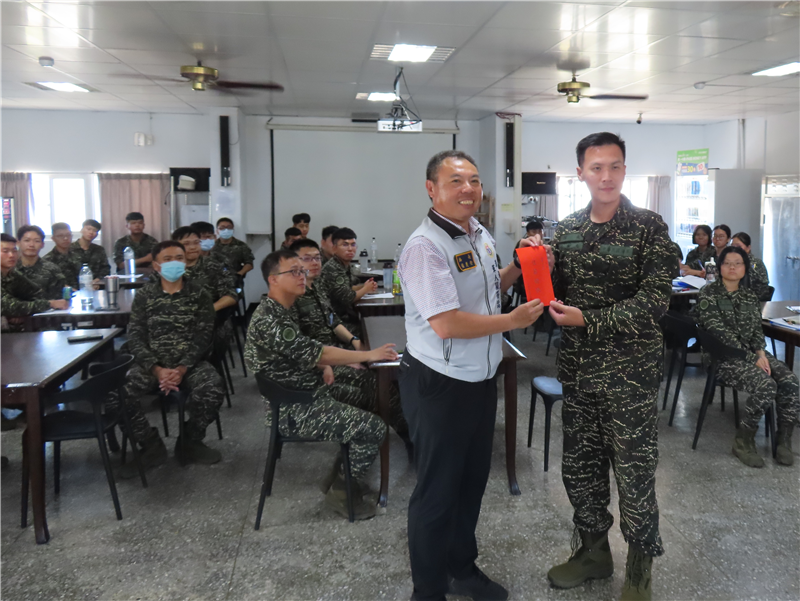 The commander of Magong communication brigade, LCDR. Wang, accepted the Military Friends Association, which delivered Dragon Boat Festival award money and expressed appreciation.