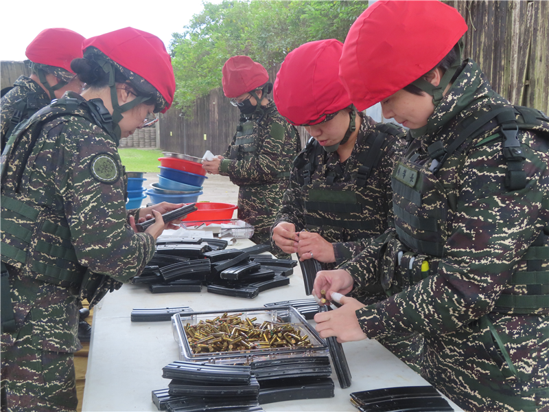 The Counseling Officer of Suao Communication Brigade, LCDR. Tsai, led the ammunition team in conduction ammunition loading operations.