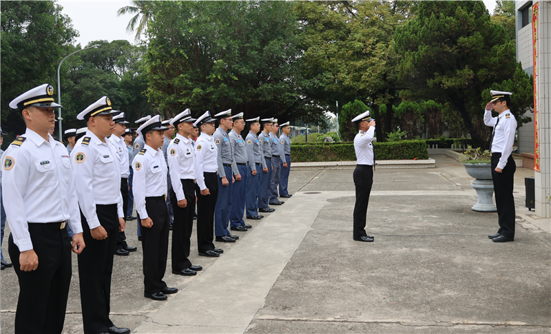 The Commander of Zuoying Communication Brigade, CDR. Zhang, presided over Fourth-Quarter Personnel Uniform and Grooming Inspection.