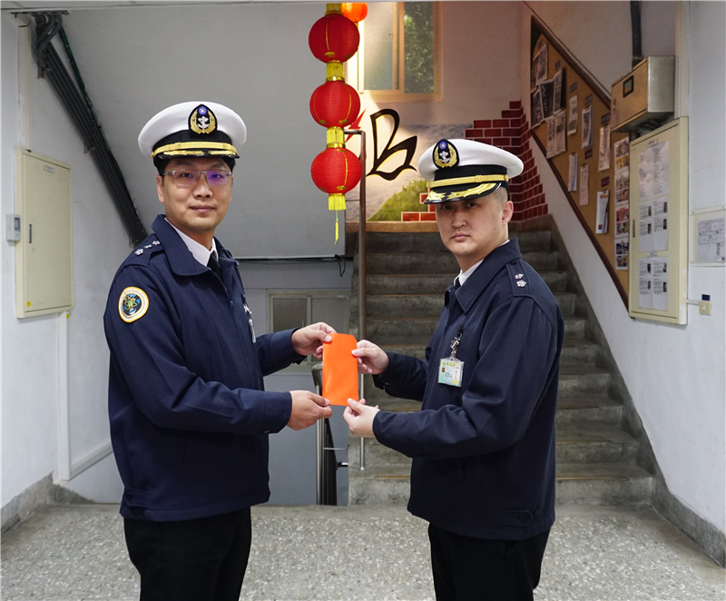 The commanding officer of Naval Communication Systems Command, CPT. Chen, visited the Taipei Communications Brigade to conduct a combat readiness inspection and extend Lunar New Year greetings.