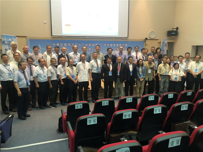 日前海軍大氣海洋局參加第22屆水下技術研討會，局長孫上校與眾位專家學者於會場內合影